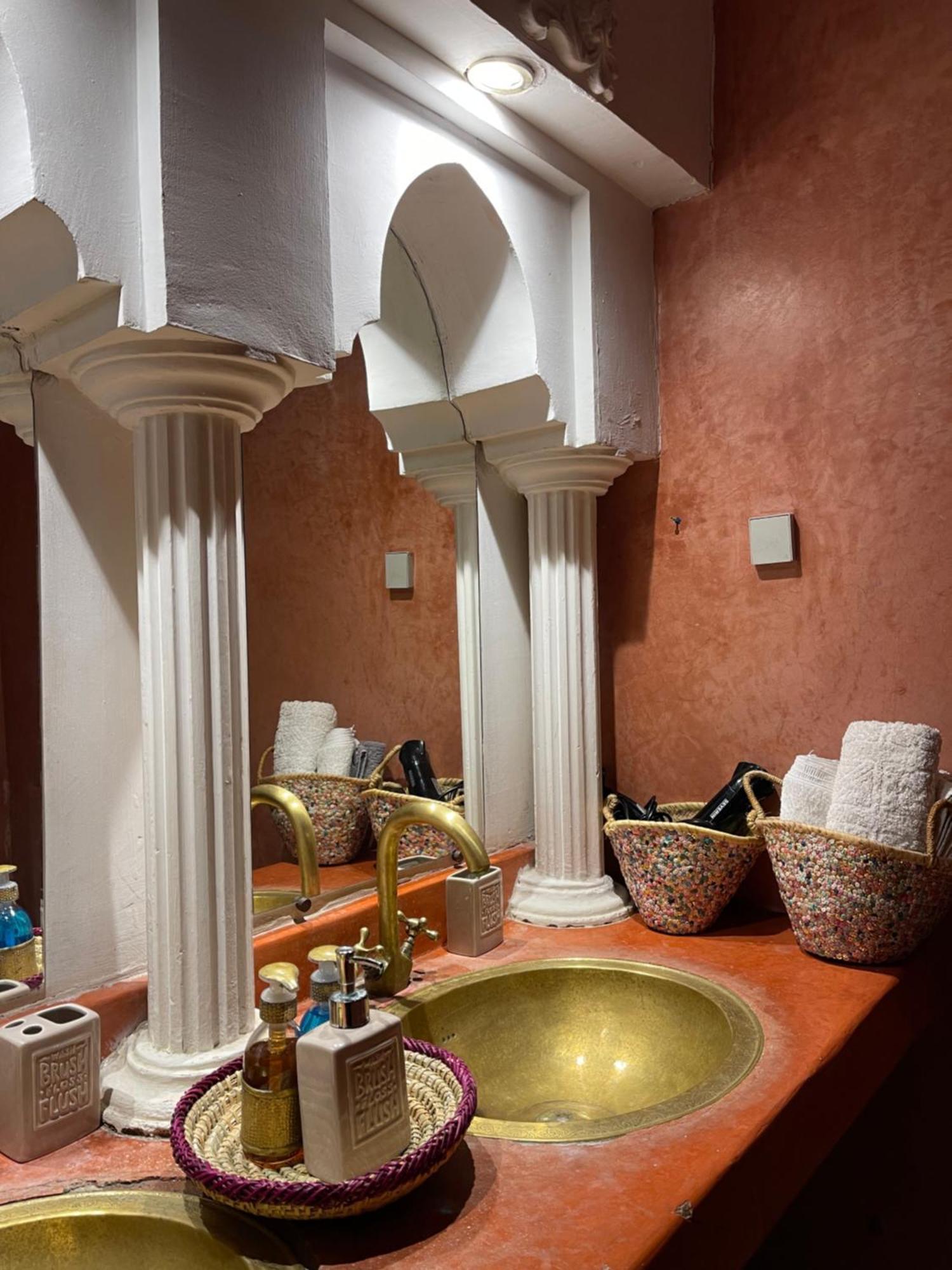 Riad La Caleche & Spa Marrakesh Exterior photo