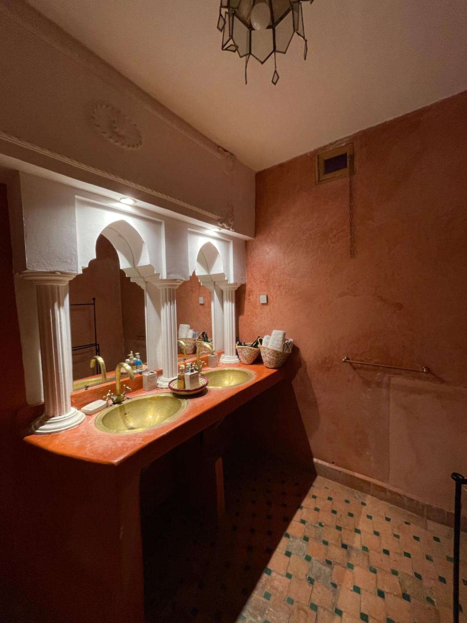 Riad La Caleche & Spa Marrakesh Exterior photo